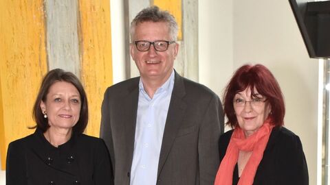 Dr. Bernadette Droste, Leiterin der Hessischen Landesvertretung, Thomas Sparr vom Suhrkamp Verlag und Autorin Eva Demski (v.l.n.r.) Dr. Bernadette Droste, Leiterin der Hessischen Landesvertretung, Thomas Sparr vom Suhrkamp Verlag und Autorin Eva Demski (v.l.n.r.)