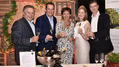 Beim Sponsorenrundgang (v.l.n.r.): Klaus-Peter Willsch, Markus Jost, Staatsministerin Lucia Puttrich, Tatjana Schmidt und Martin Rabanus Beim Sponsorenrundgang (v.l.n.r.): Klaus-Peter Willsch, Markus Jost, Staatsministerin Lucia Puttrich, Tatjana Schmidt und Martin Rabanus