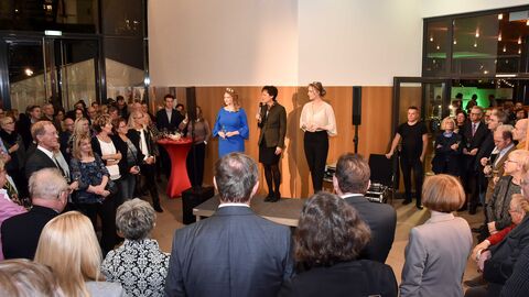 Staatsministerin Lucia Puttrich begrüßt die Gäste zur Schlenderweinprobe 2019.