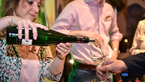 Wein wird in ein Weinglas eingeschenkt.