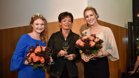 Weinkönigin Jana Petermann von der Hessischen Bergstraße, Staatsministerin Lucia Puttrich und Weinkönigin Valerie Gorgus aus dem Rheingau (v.l.n.r.).