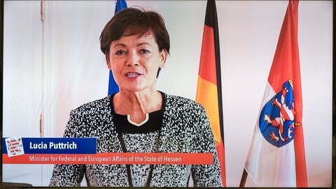 Ministerin Lucia Putrich spricht während der Veranstaltung zu den Teilnehmern