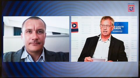Evaldas Labanauskas wurde online zur Veranstaltung zugeschaltet Teilnehmer der Veranstaltung sprechen über Video-Verbindung miteinander