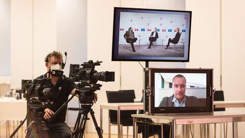 Hessens Livestream: XVI. Europäischer Presseclub Ein Kameramann und Monitore beim XVI. Europäischer Presseclub