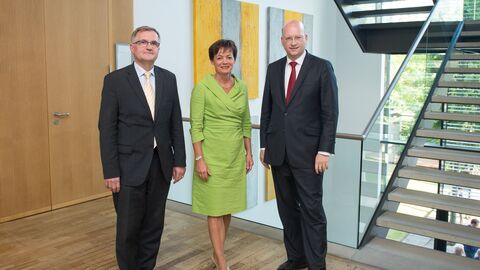 Moderator Dr. Andreas Püttmann, Staatsministerin Lucia Puttrich und Prof. Dr. Arnd Uhle (v.l.n.r.)