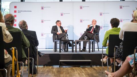 Den Vortrag über „Religionsfreiheit“ von Prof. Dr. Arnd Uhle verfolgten über 150 Gäste in der Hessischen Landesvertretung Berlin.