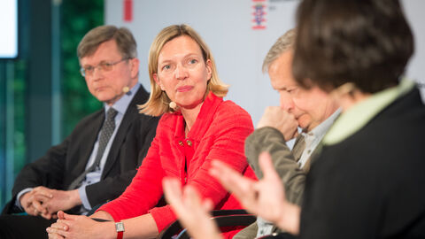 Souveräne Moderatorin: Michaela Wiegel (2.v.l.).