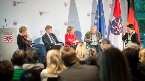 In der Hessischen Landesvertretung Berlin berichteten Tonia Mastrobuoni (La Repubblica), Ewald König (Austria Presse Agentur), Michaela Wiegel (Moderation), Jacek Lepiarz (Deutsche Welle, Polnische Redaktion) und Cécile Boutelet (Le Monde) über die aktuelle Stimmung zur EU-Wahl aus ihren Heimatländern Frankreich, Polen, Österreich und Italien (v.l.n.r.).
