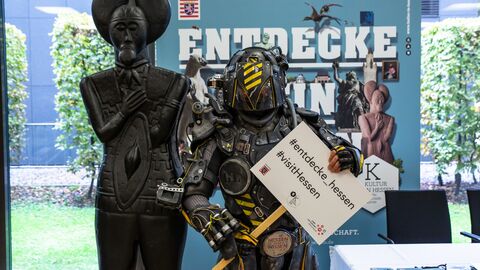 Der "Keltenfürst vom Glauberg" trifft einen "Wissensbotschafter aus der Zukunft". Der "Keltenfürst vom Glauberg" trifft einen "Wissensbotschafter aus der Zukunft".
