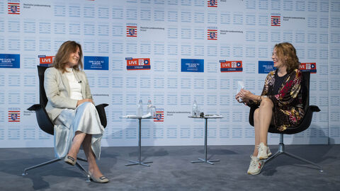 Kerstin Jorna und Silke Wettach während der Veranstaltung miteinander im Gespräch