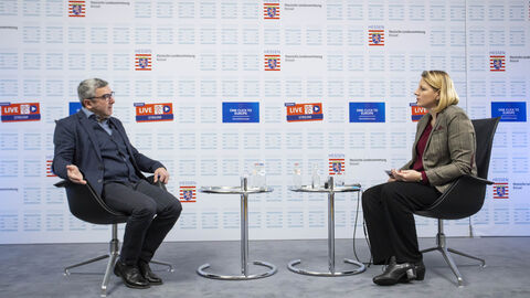 António Cascais, Freier Journalist, im Gespräch mit Gudrun Engel, Fernsehkorrespondentin im WDR-Studio Brüssel
