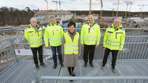 Europaministerin Puttrich mit den Beteiligten an der Baustelle des FAIR-Vorhabens.
