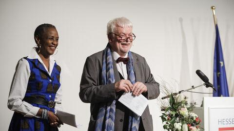 Steht neben den Preisträgerinnen auf dem Podium: Moderation Frank Schwalba-Hoth, ehemaliger Europaabgeordneter und ehemaliger Abgeordneter des Hessischen Landtags