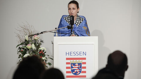 Die Ukrainerin Kateryna Musiienko spricht am Rednerpult zur Situation in der Ukraine