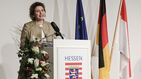 Würdigung der Preisträgerinnen: Vizepräsidentin des Europäischen Parlaments, Nicola Beer, steht am Rednerpult und spricht