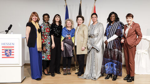 European International Women’s Leadership Award 2022 - Die Preisträgerinnen stehen in Abendgarderobe nebeneinander auf dem Podium