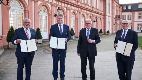 v.l.n.r.: Siegbert Ortmann, Prof. Dr. Heinz Hänel, Ministerpräsident Volker Bouffier, Claus-Friedrich Wisser