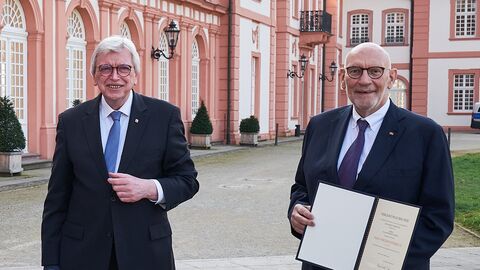 Der Hessische Ministerpräsident Volker Bouffier hat in einer Feierstunde Claus-Friedrich Wisser aus Frankfurt am Main (ganz rechts im Bild) das Verdienstkreuz 1. Klasse des Verdienstordens der Bundesrepublik Deutschland überreicht.