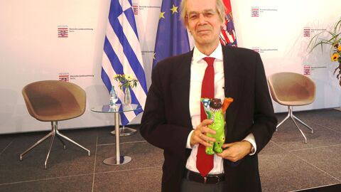 S.E. Prof. Dr. Andrzej Przyłębski, Botschafter der Republik Polen, hält einen kleinen bemalten Berlin-Bären in die Kamera