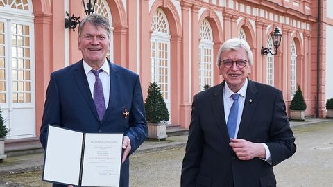 Der Hessische Ministerpräsident Volker Bouffier hat in einer Feierstunde Prof. Dr. Heinz Hänel (2. v. links) aus Oberursel das Verdienstkreuz 1. Klasse des Verdienstordens der Bundesrepublik Deutschland überreicht.