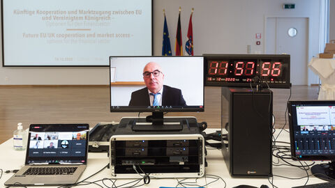 Videoübertragung der Veranstaltung auf einem Bildschirm: Hessens Livestream: „Künftige Kooperation und Marktzugang zwischen EU und Vereinigtem Königreich – Optionen für den Finanzsektor“