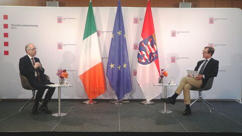 Im Gespräch währen der Veranstaltung: Nicholas O'Brien, Botschafter von Irland, im Gespräch mit Christoph von Marschall