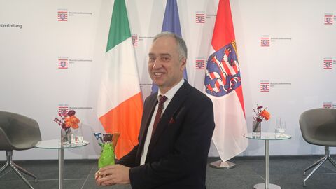 Dr. Nicholas O'Brien, Botschafter von Irland Dr. Nicholas O'Brien, Botschafter von Irland hält einen kleinen bemalten Berlin-Bären in der Hand