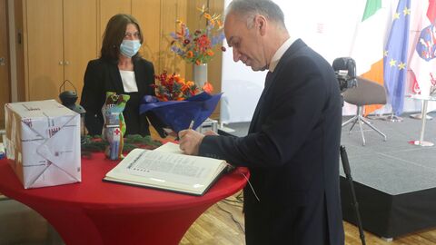 Nicholas O'Brien, Botschafter von Irland, trägt sich ins Gästebuch ein