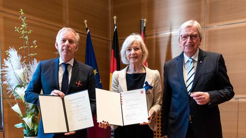 Der Moderator und Journalist Johannes B. Kerner bekam vom Hessischen Ministerpräsidenten Volker Bouffier das Verdienstkreuz 1. Klasse des Verdienstordens der Bundesrepublik Deutschland ausgehändigt. Zudem wurde Professorin Marlies Mosiek-Müller der Hessische Verdienstorden von Volker Bouffier verliehen.