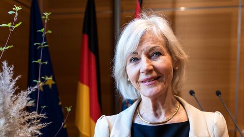 Die Professorin Marlies Mosiek-Müller bekam vom Hessischen Ministerpräsidenten Volker Bouffier den Hessischen Verdienstorden verliehen.