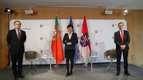 Schauen lächelnd in die Kamera: Botschafter Francisco Ribeiro De Menezes, Staatsministerin Lucia Puttrich und Moderator Christoph von Marschall