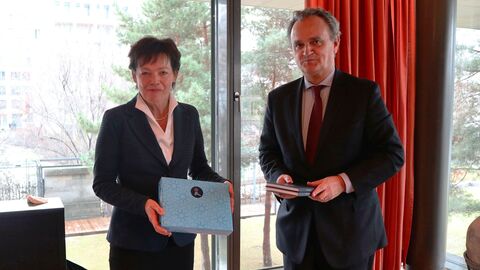 Staatsministerin Lucia Puttrich und Botschafter Francisco Ribeiro De Menezes schauen lächelnd in die Kamera