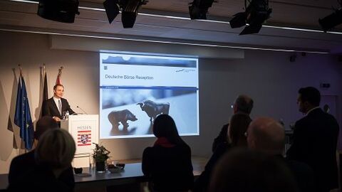 Parlamentarischer Abend der Deutsche Börse AG in der Hessischen Landesvertretung: Gäste im Zuhörerraum hören dem Redner am Pult zu