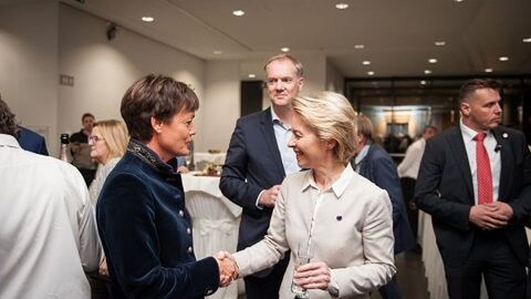 Europaministerin Puttrich begrüßt EU-Kommissionspräsidentin Ursula von der Leyen in der Hessischen Landesvertretung mit Handschlag