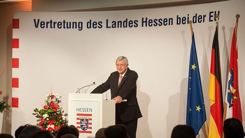 Jahresempfang in Brüssel 2019 - Festansprache des Hessischen Ministerpräsidenten - Volker Bouffier steht auf einer Bühne am Rednerpult und spricht
