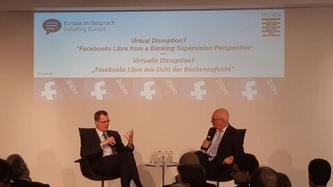 Europa im Gespräch: Facebooks geplante Libra-Einführung aus Sicht der Bankenaufsicht: Zwei Personen sprechen auf der Bühne miteinander 