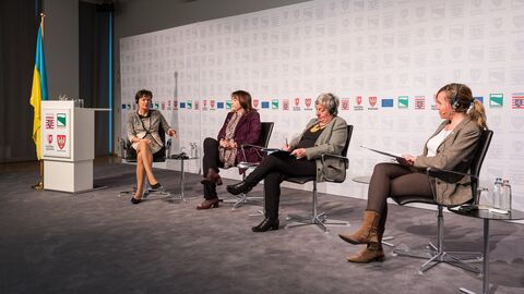 Diskussion über die „Konferenz zur Zukunft der EU – eine regionale Perspektive“ mit der Hessischen Europaministerin Lucia Puttrich, Dubravka Šuica, Vizepräsidentin der Europäischen Kommission, Moderatorin Françoise Chotard, Expertin für europäische Angelegenheiten, Marie-Laure Cuvelier, Conseillère régionale déléguée à l’ouverture de l’action régionale. Marek Woźniak, Präsident der Wielkopolska, und Elly Schlein, Vizepräsidentin der Emilia-Romagna, waren online zugeschaltet.