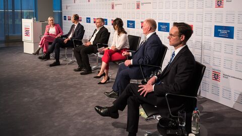 Podiumsdiskussion v.l.n.r. Prof. Dr. Kristina Sinemus, Jorge Pinto Antunes, Norbert Lins, Sabrina Caroli, Karsten Schmal, Jörg Migende