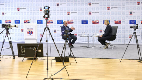 Moderatorin Gudrun Engel im Gespräch mit Ivan Brincat, ehemaliger Journalist und politischer Beobachter