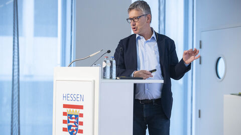 Zoltán Gyévai, Herausgeber Bruxinfo, ungarische Nachrichtenagentur/EU-MONITOR, präsentiert die Wahlergebnisse Zoltán Gyévai, Herausgeber Bruxinfo, ungarische Nachrichtenagentur/EU-MONITOR, präsentiert die Wahlergebnisse