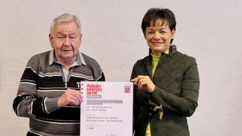 Europaministerin Lucia Puttrich und Günther Schrank bei der Übergabe der Förderung 