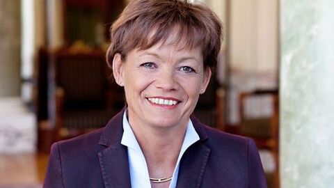 Staatsministerin Lucia Puttrich lächelt in die Kamera