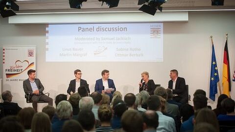 5 Personen sitzen auf dem Podium und sprechen miteinander: v.l.n.r. Martin Margraf, Referent für Wirtschaft, Regionalpolitik und Beihilfen in der Vertretung des Freistaats Thüringen bei der EU; Linus Bauer, Schüler der Deutschen Schule Brüssel; Samuel Jakisch, Leiter hr-Hörfunkstudio in Brüssel; Sabine Rothe, Dipl. Designerin; Ottmar Berbalk, Berbalk Communications, Media Business Politics