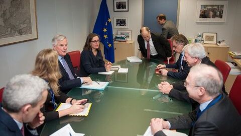 Rund um einen grünen Tisch sitzen viele Gesprächspartner und sprechen miteinander: Ministerpräsident Volker Bouffier zu Gesprächen in Brüssel 