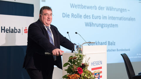 Begrüßung durch Europastaatssekretär Mark Weinmeister - Der Staatssekretär steht am Rednerpult und spricht zu den Teilnehmern