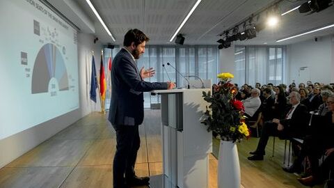 Ein Redner steht am Pult und spricht zu den Teilnehmern der Veranstaltung: Lluís Pellicer, EU-Korrespondent der spanischen Tageszeitung El País, analysierte auf Einladung der Hessischen Europaministerin Lucia Puttrich in der Hessischen Landesvertretung die Ergebnisse der Parlamentswahl in Spanien 
