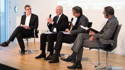 Experten sprechen während der Veranstaltung auf dem Podium miteinander: v.l.n.r. Prof. Dr. Oliver Ibert, Direktor des Leibniz-Instituts für Raumbezogene Sozialforschung, Dr. Carsten Pillath, Generaldirektor, Rat der Europäischen Union, Moderation Ralph Sina, Leiter WDR/NDR-Hörfunkstudio Brüssel, Prof. Dr. Mark Rhinard, Stockholm University, Institute of International Affairs 