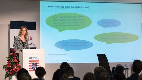 Eine Frau spricht am Rednerpult zu den Gästen: Vorstellung der Studie „Finanzplatz Frankfurt: Mehr als Brexit“