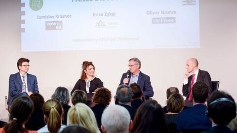 Teilnehmer der Podiumsdiskussion sprechen miteinander auf der Bühne: Europäischer Presseclub: Erwartungen an die neue EU-Kommission