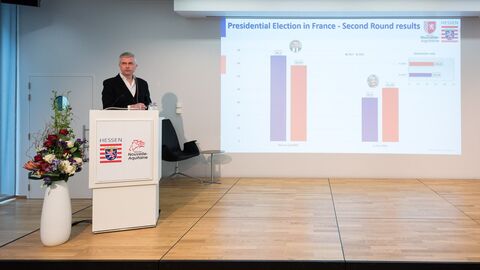 Karl de Meyer, Les Echos, präsentiert die Wahlergebnisse der Präsidentschaftswahl